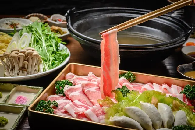 前菜包含冲绳卤肉、海葡萄、醋拌水云等冲绳菜肴