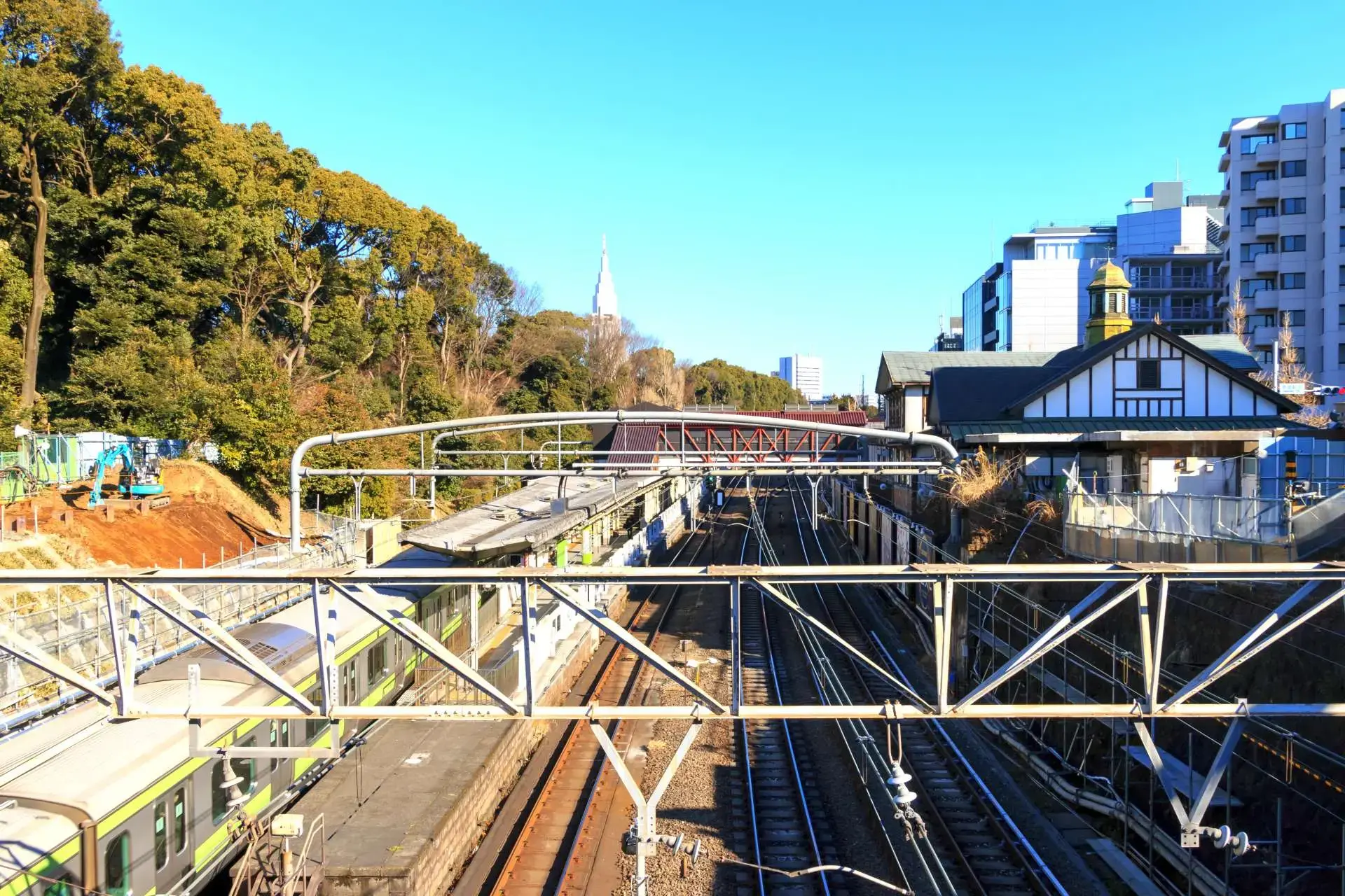 站在神宮橋上可以看見原宿車站