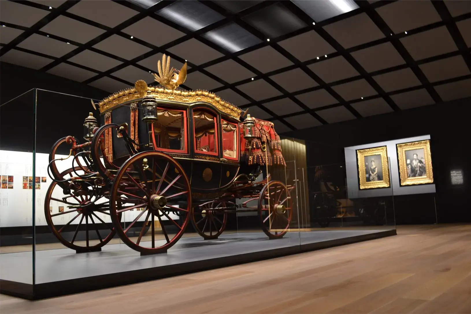 2樓的「寶物展示室」展示明治天皇在發佈大日本帝國憲法式典之日使用過的國儀車等珍貴物品