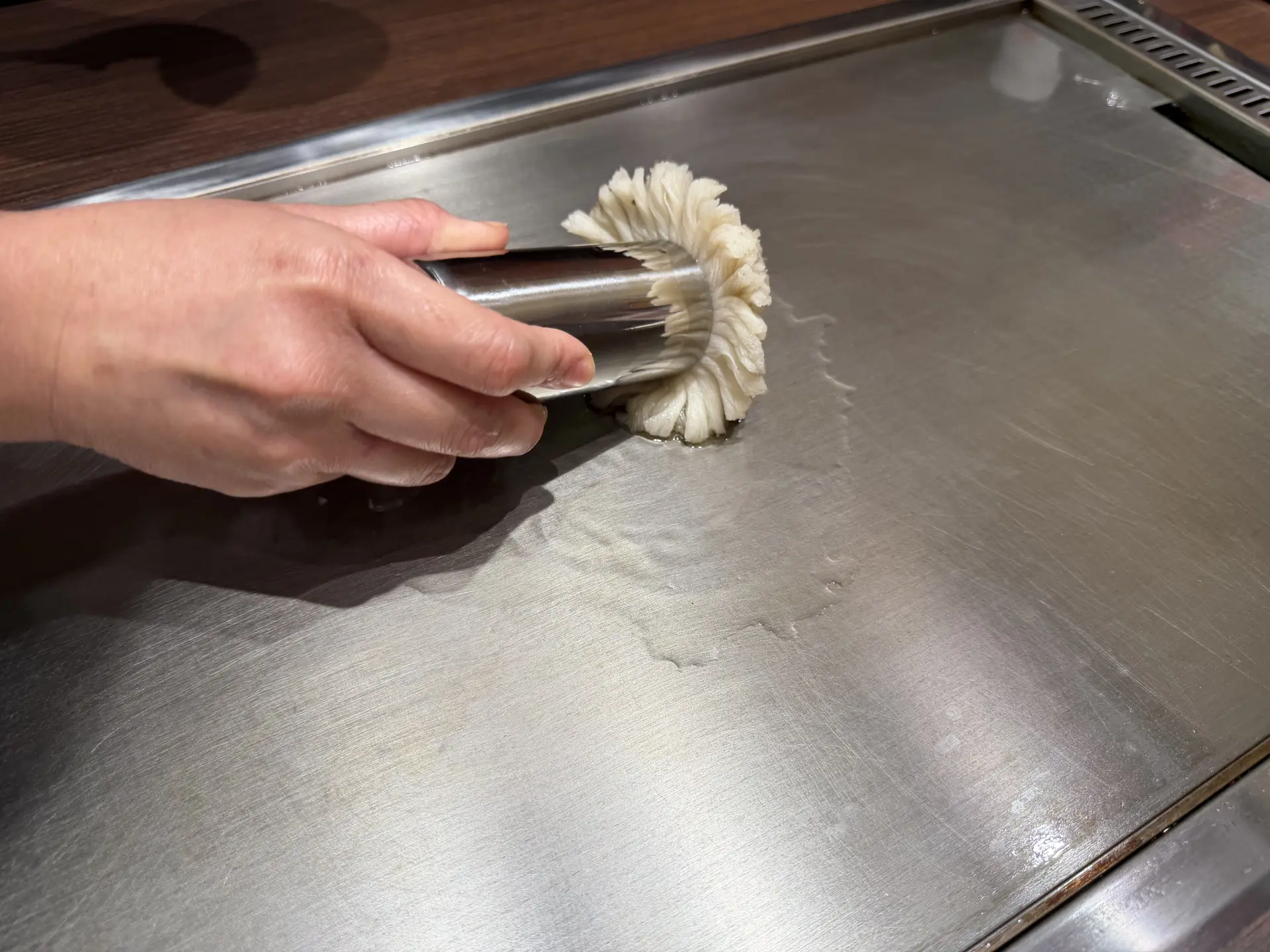 鉄板に薄く油を引く