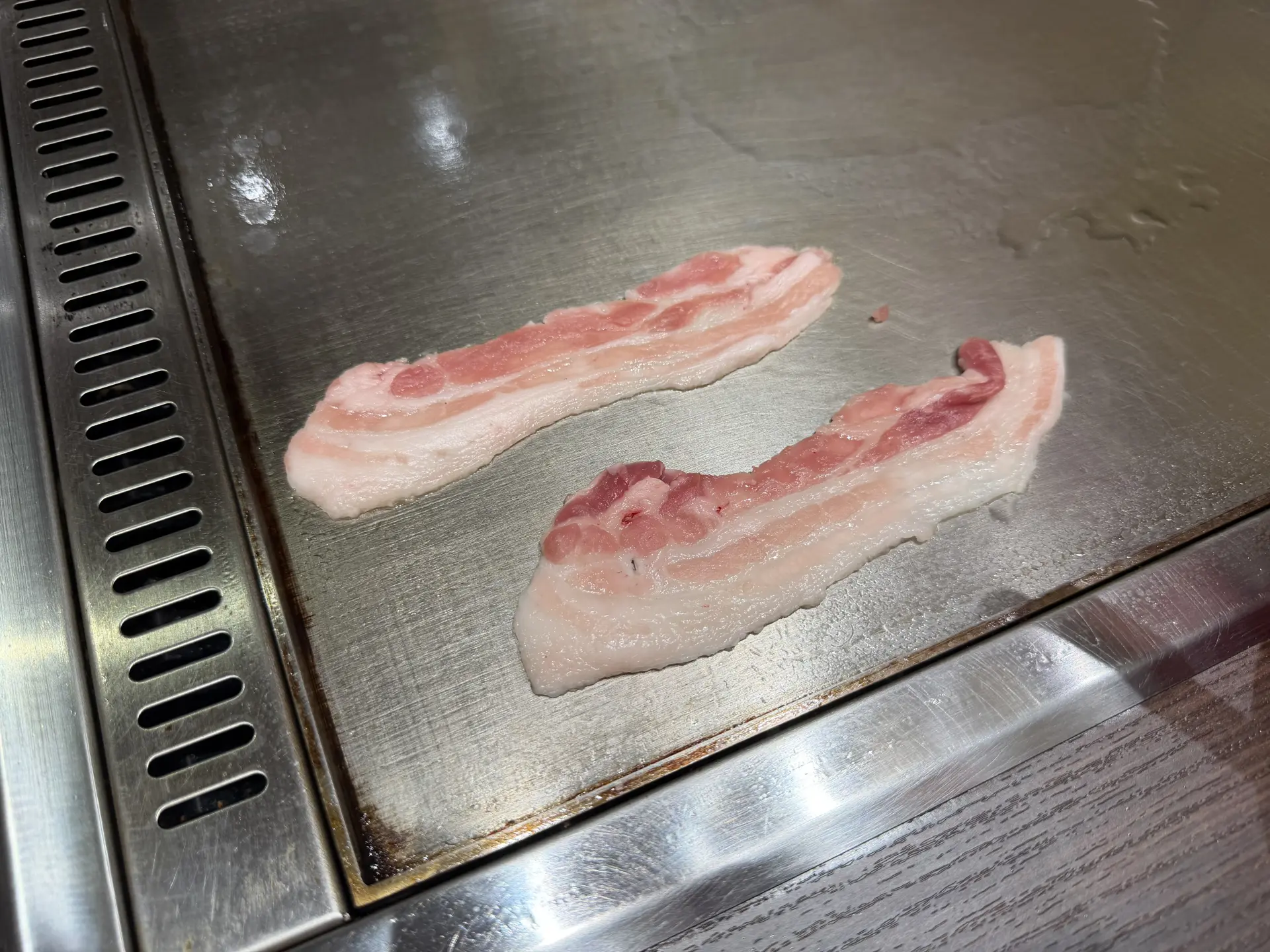 隅で豚肉を焼く