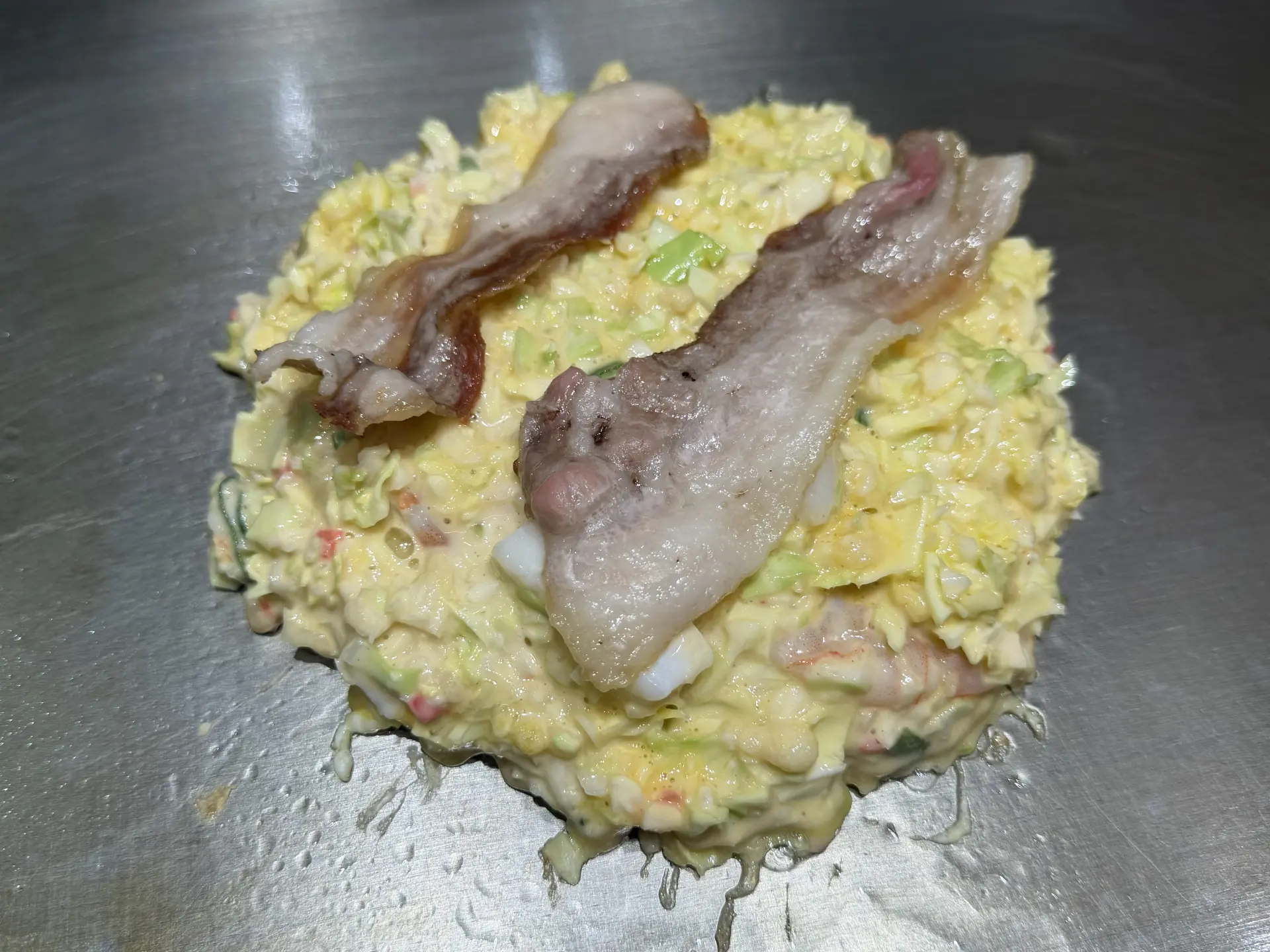 豚バラ肉を生地にのせる