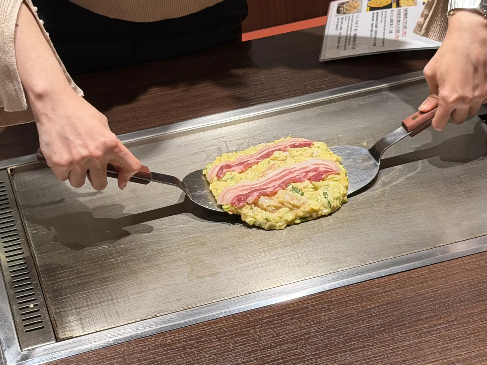 コテを2つ使ってひっくり返す