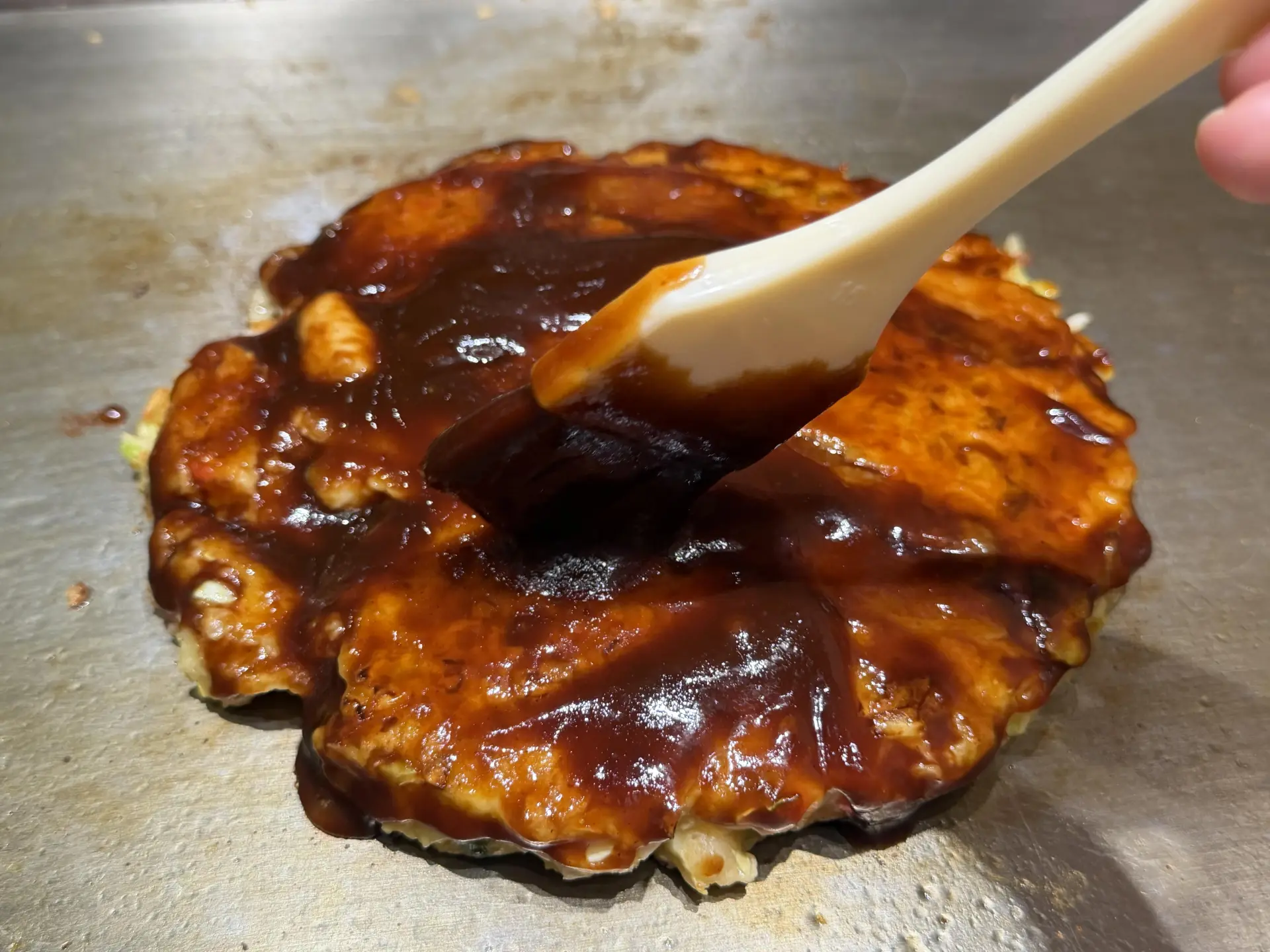 特製ソースをたっぷり塗る