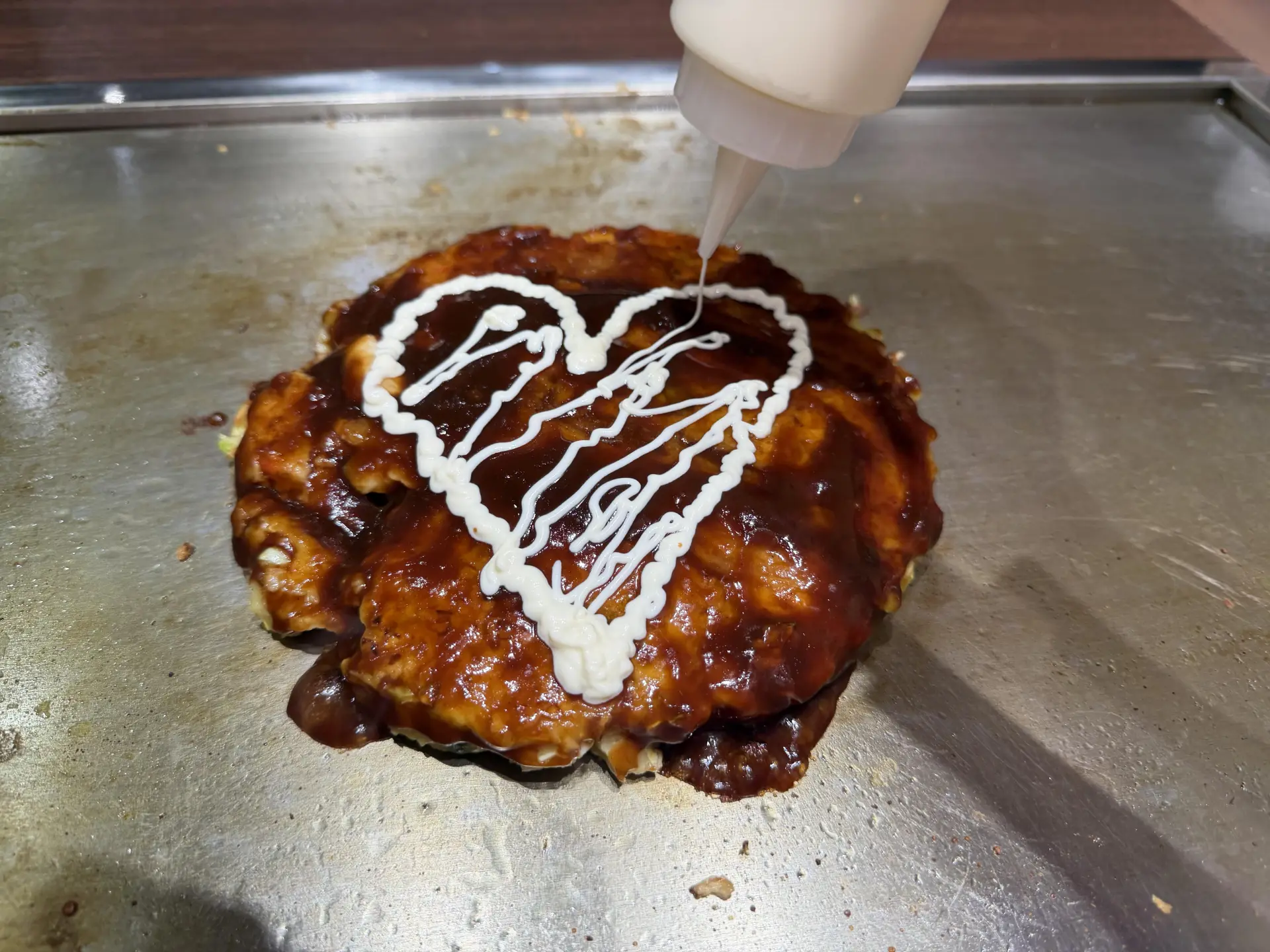 マヨネーズでハートを描く