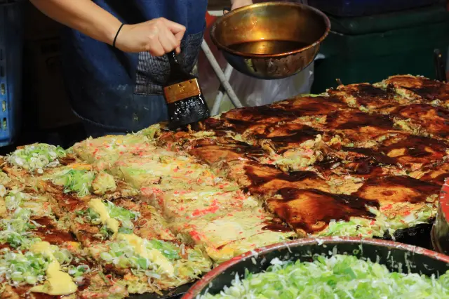 お祭りや屋台の定番グルメとしても親しまれてきた「お好み焼き」