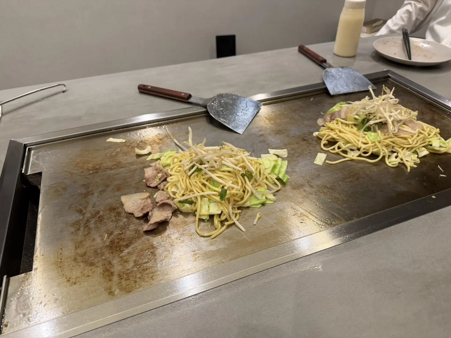 実際に鉄板を使って鉄板料理を楽しむことができる