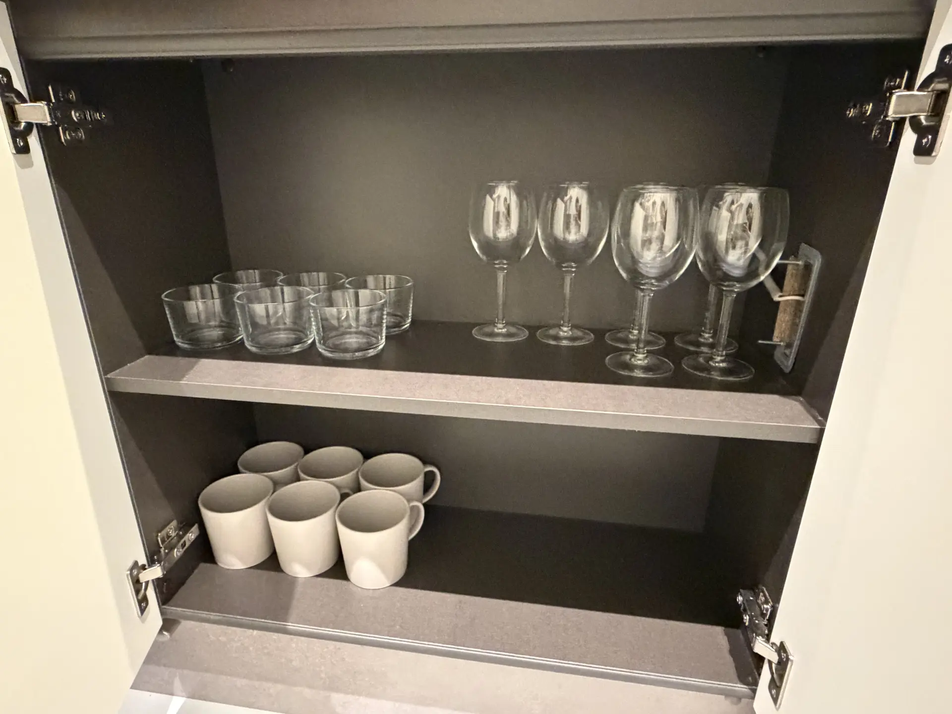 充実した食器やカトラリー