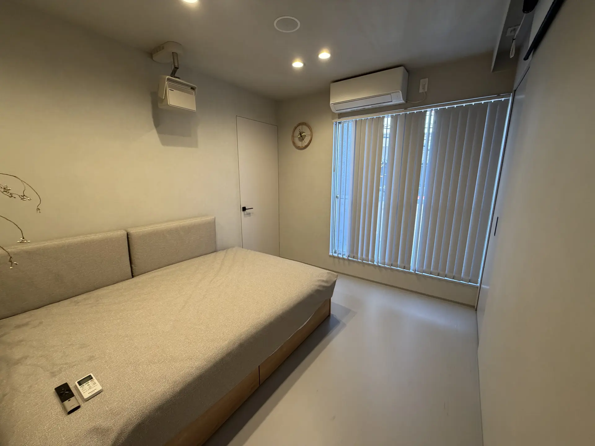 手前の寝室にはプロジェクターが搭載