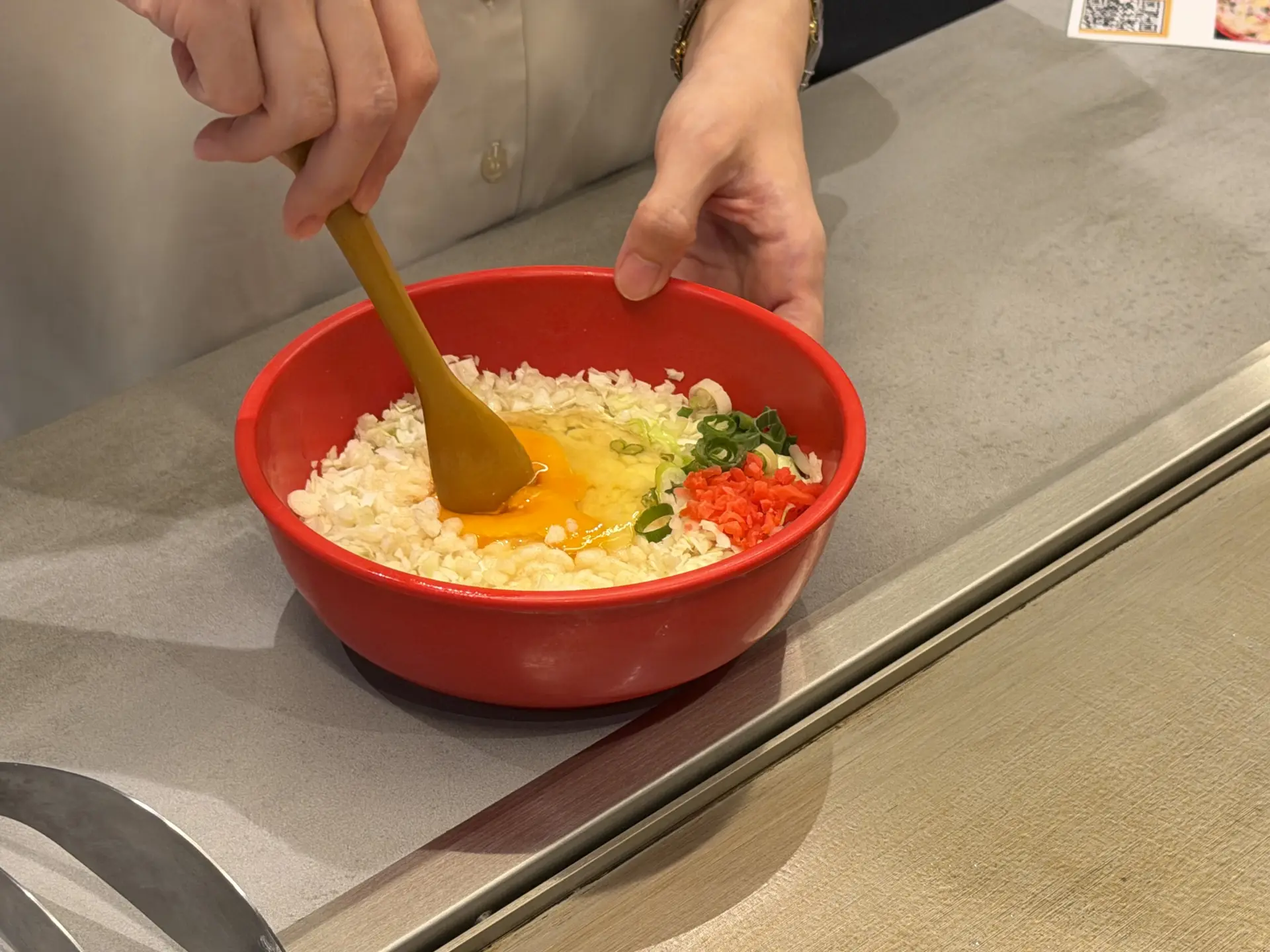 卵と粉を混ぜ合わせ、全体をなじませる