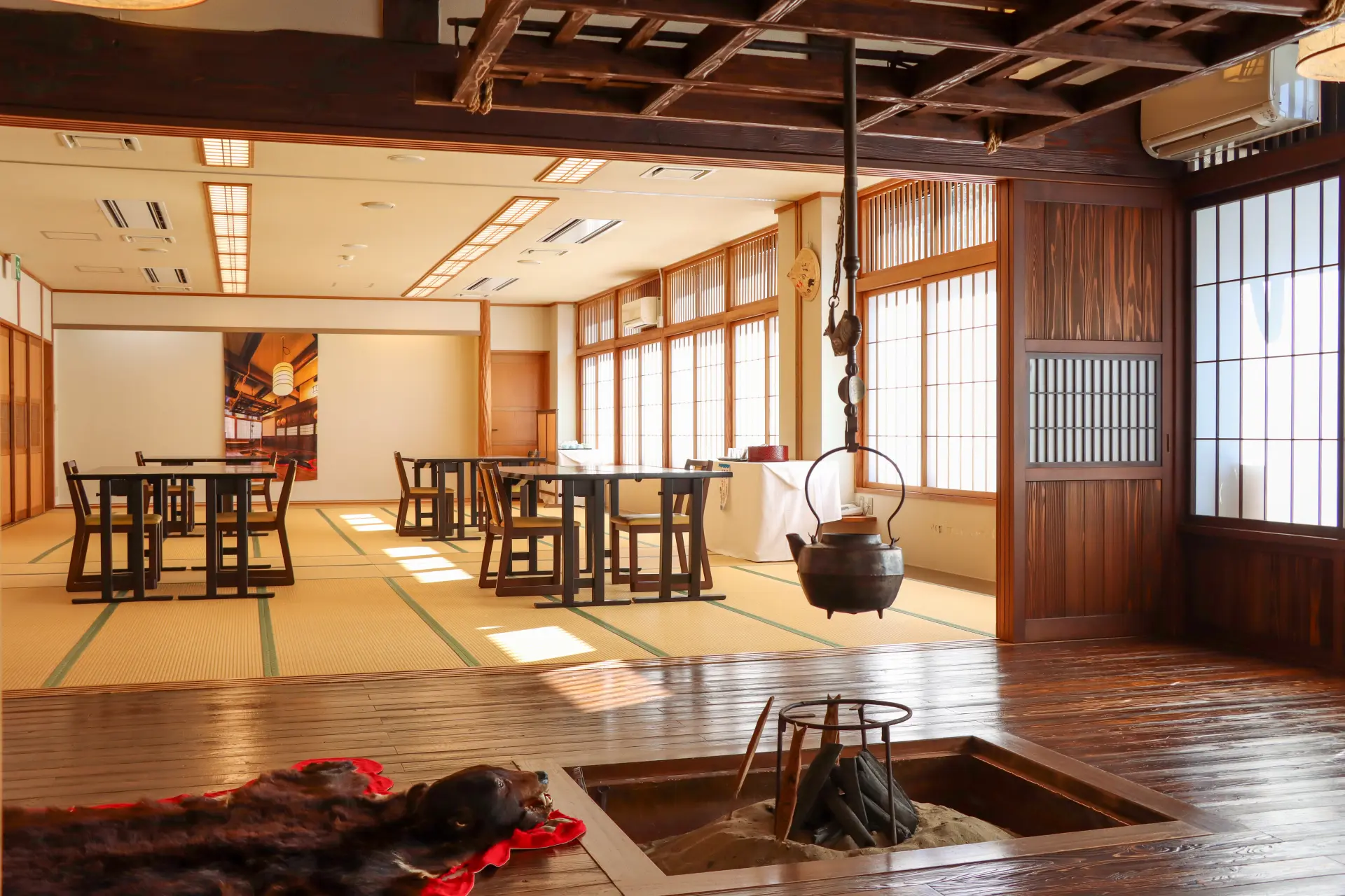 囲炉裏の横には熊皮のラグが敷かれている