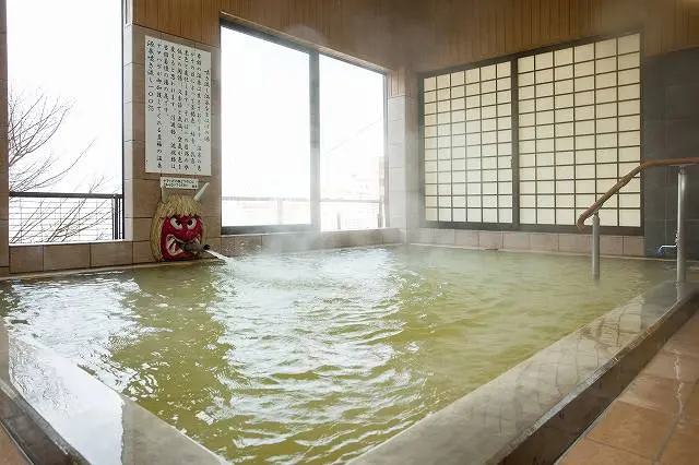 ナマハゲの口から自家源泉が噴き出す大浴場