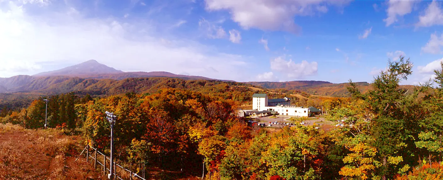 鳥海山麓の雄大な自然に囲まれた立地
