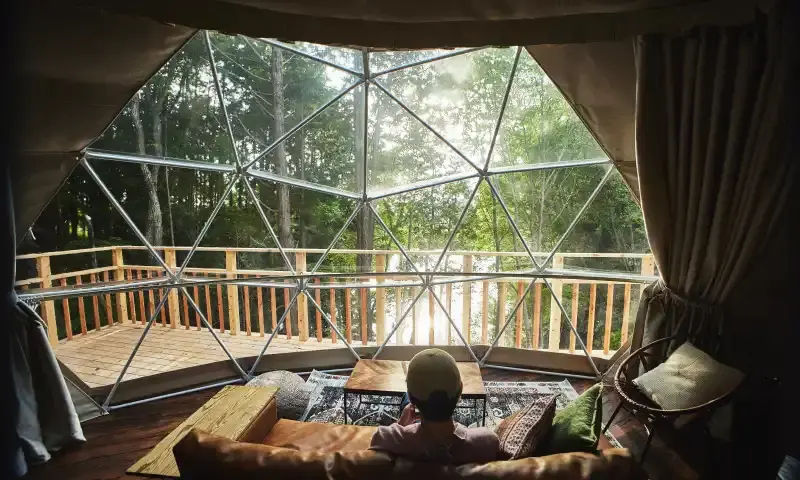 深い緑に囲まれた、非日常的な空間