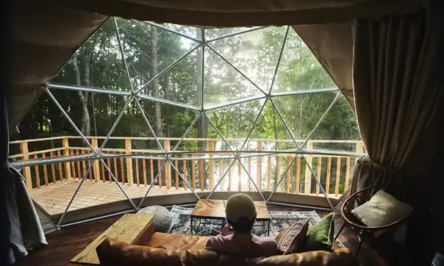 深い緑に囲まれた、非日常的な空間