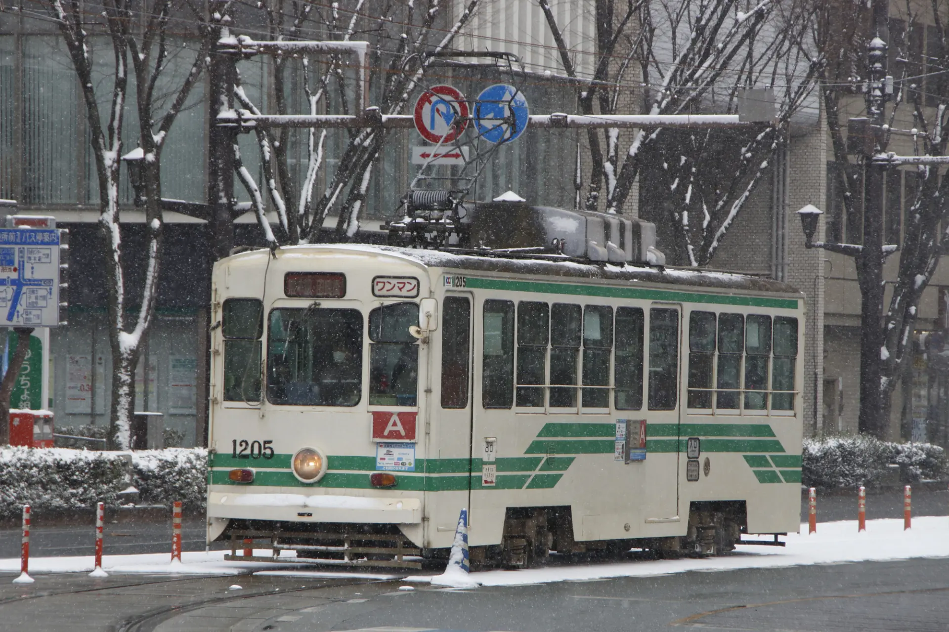 街に溶け込む熊本市電1200形