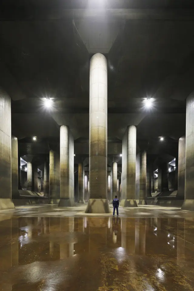 巨大地下空間中排列著無數立柱的景象，宛如一座「地下神殿」