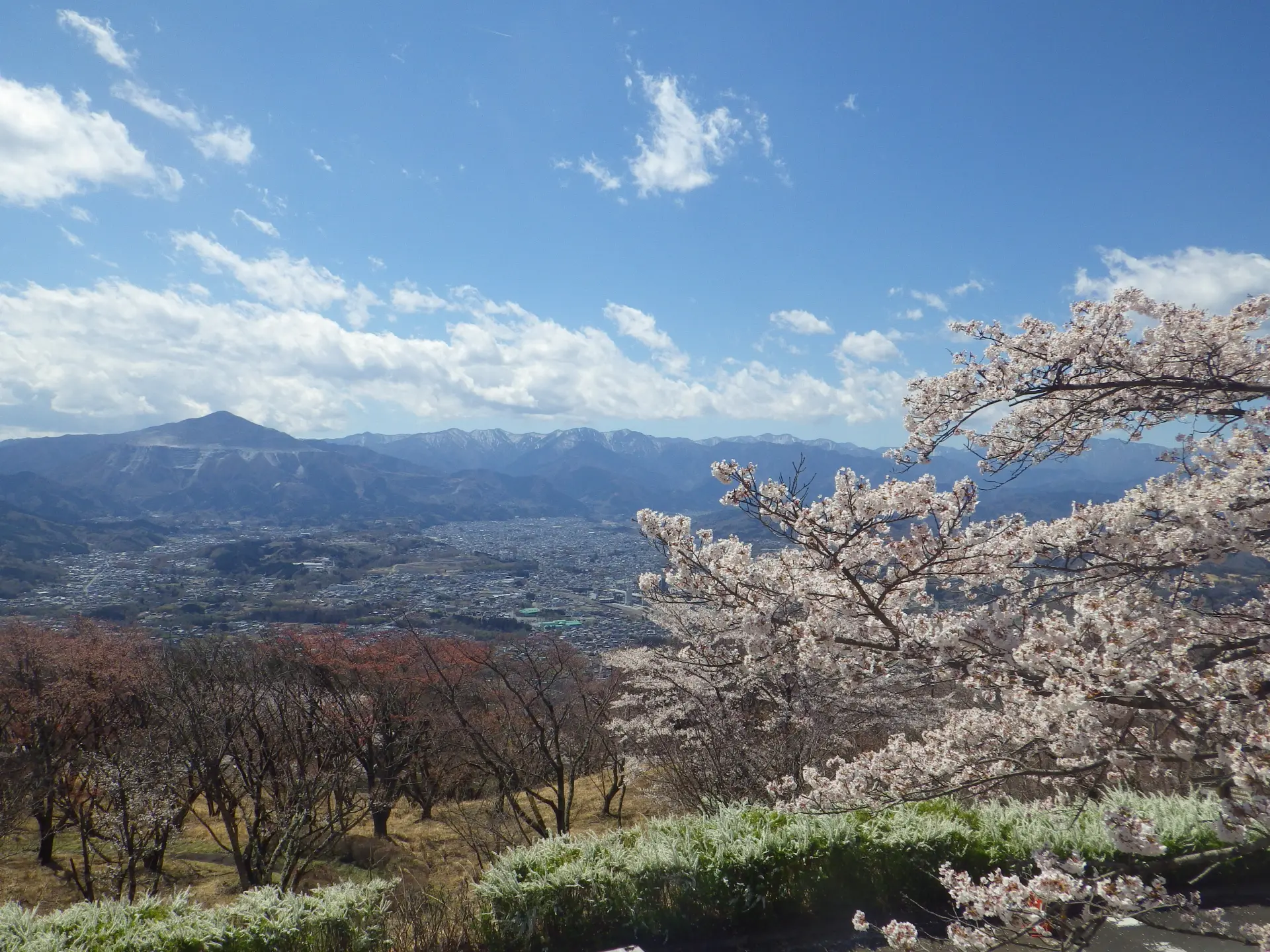 秩父盆地を一望できる展望公園。秩父の山並みとともに壮大な景色が広がる