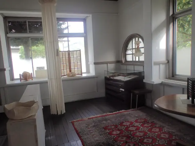 以大片窗戶為特色的館內展示室，陳列著和紙製作工具，以及相關資料與作品