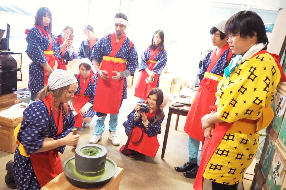 石臼で茶葉をひく抹茶づくり体験の様子。日本茶にまつわる多くの講座も用意