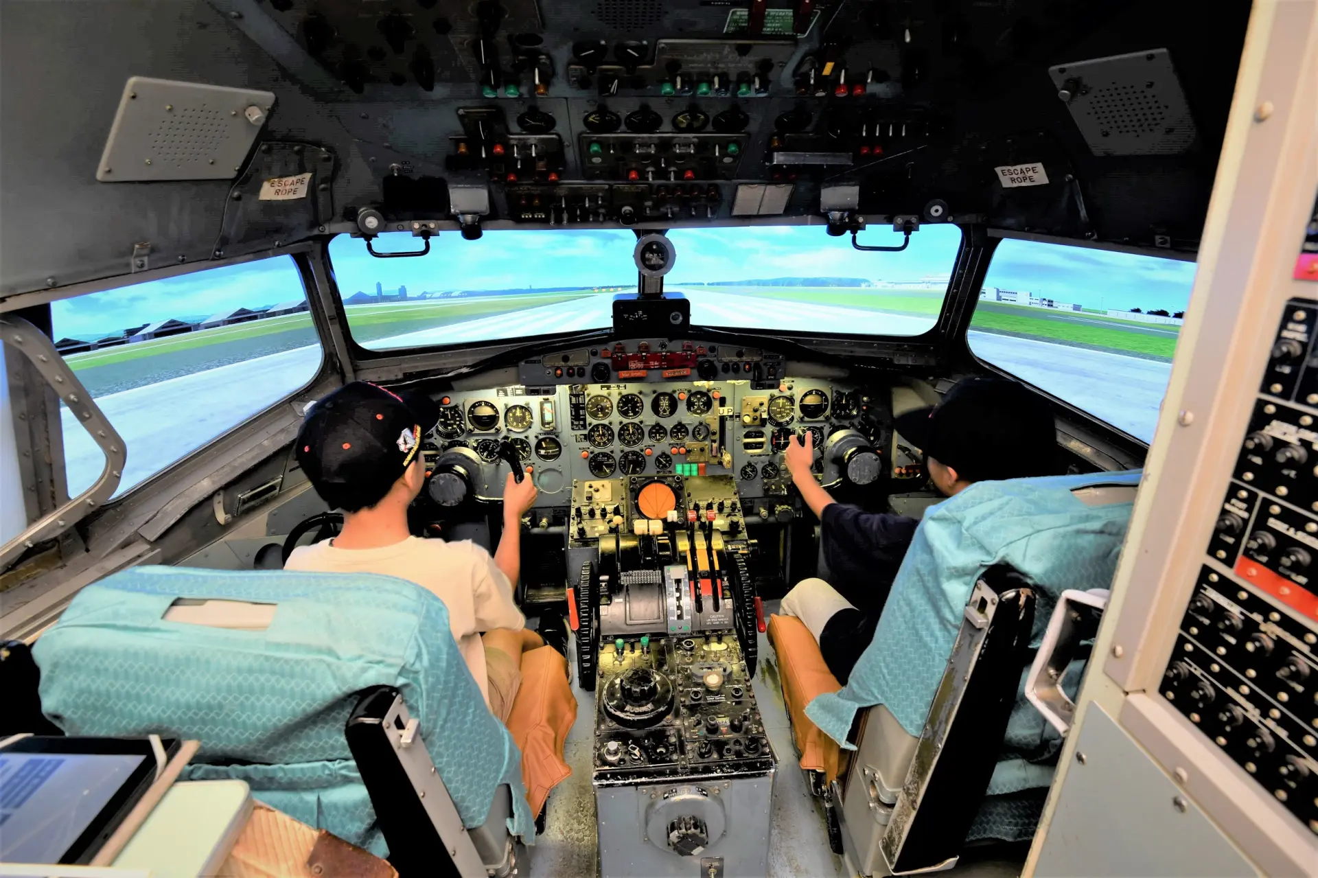 航空機の操縦席を再現したシミュレーター。計器が並ぶコックピットで操縦体験ができる