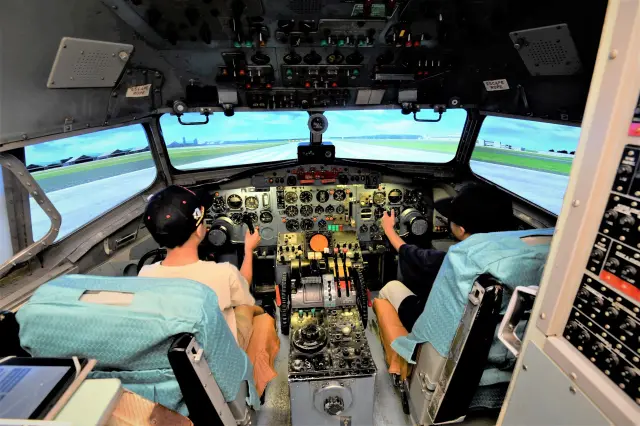 重現飛機駕駛艙的模擬器，可在儀表林立的駕駛艙中體驗操縱