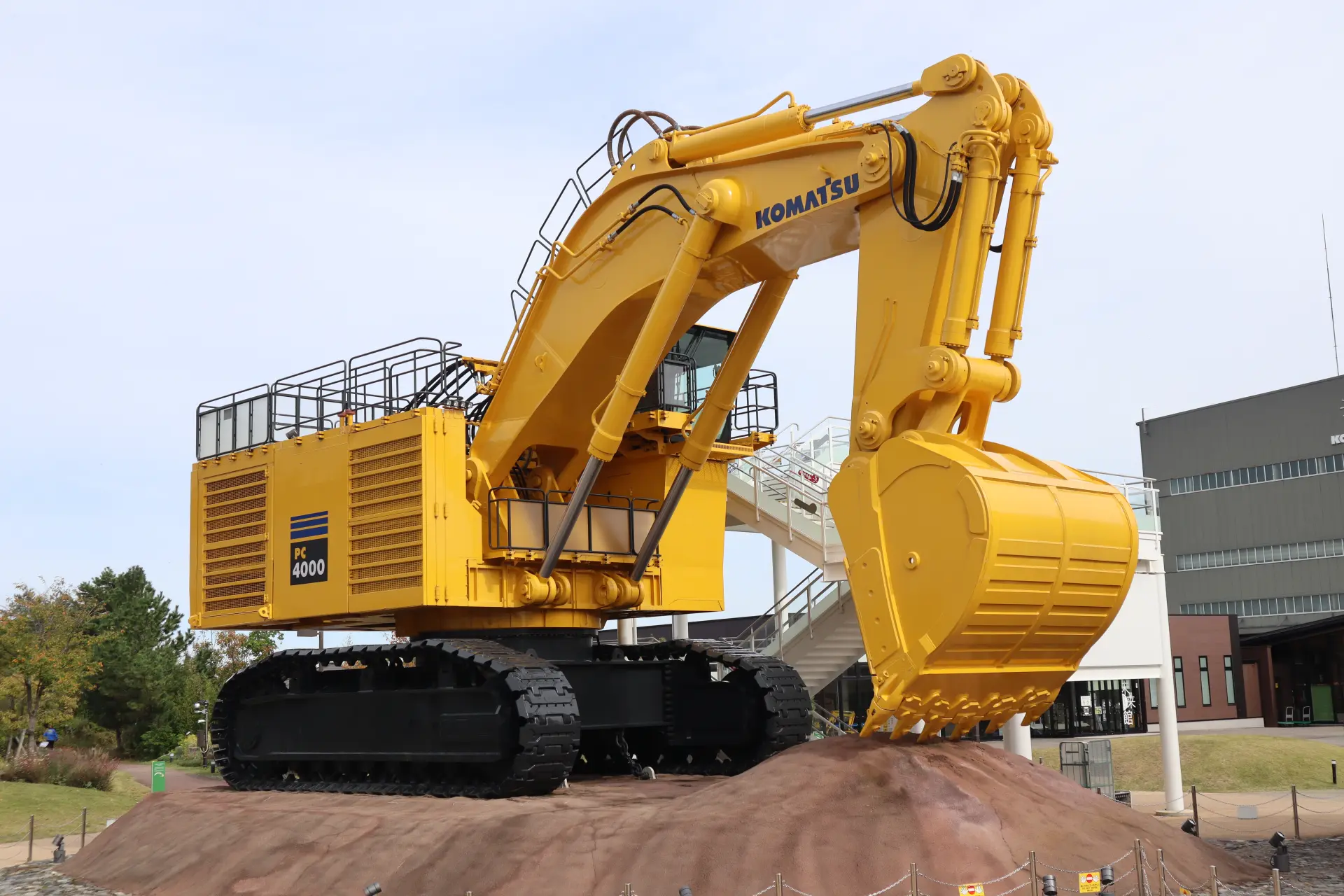 KOMATSUの超大型油圧ショベル「PC4000」の展示。黄色い巨大アームが迫力のスケール