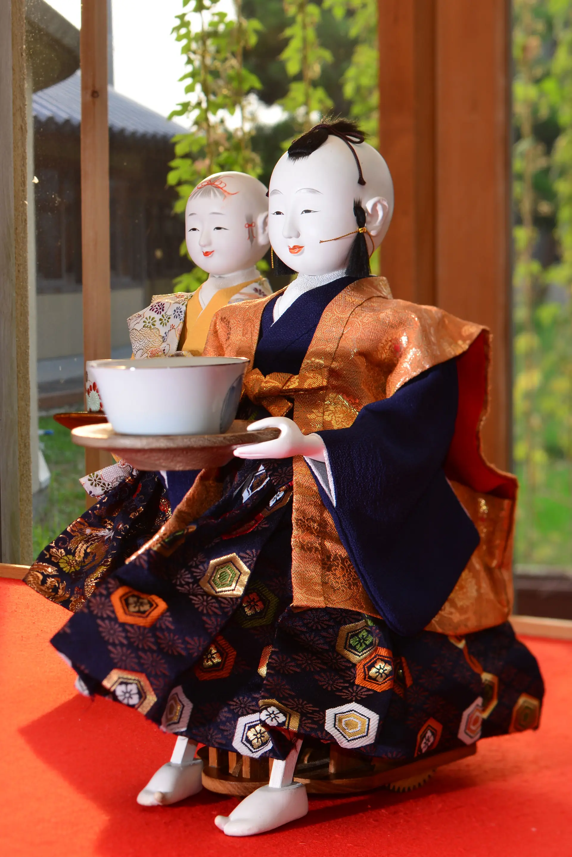 着物姿のからくり人形が茶を運ぶ様子。江戸時代の機巧人形を再現した展示