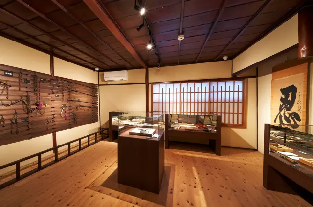 牆面與玻璃展示櫃中陳列著各種忍者道具