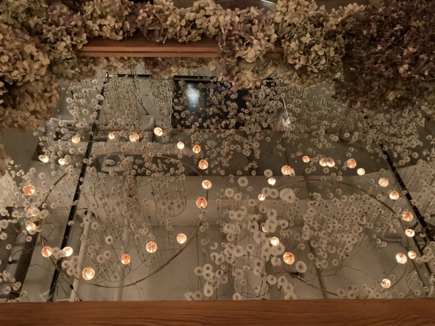 綿毛のような装飾が空間を埋め尽くす幻想的な光景