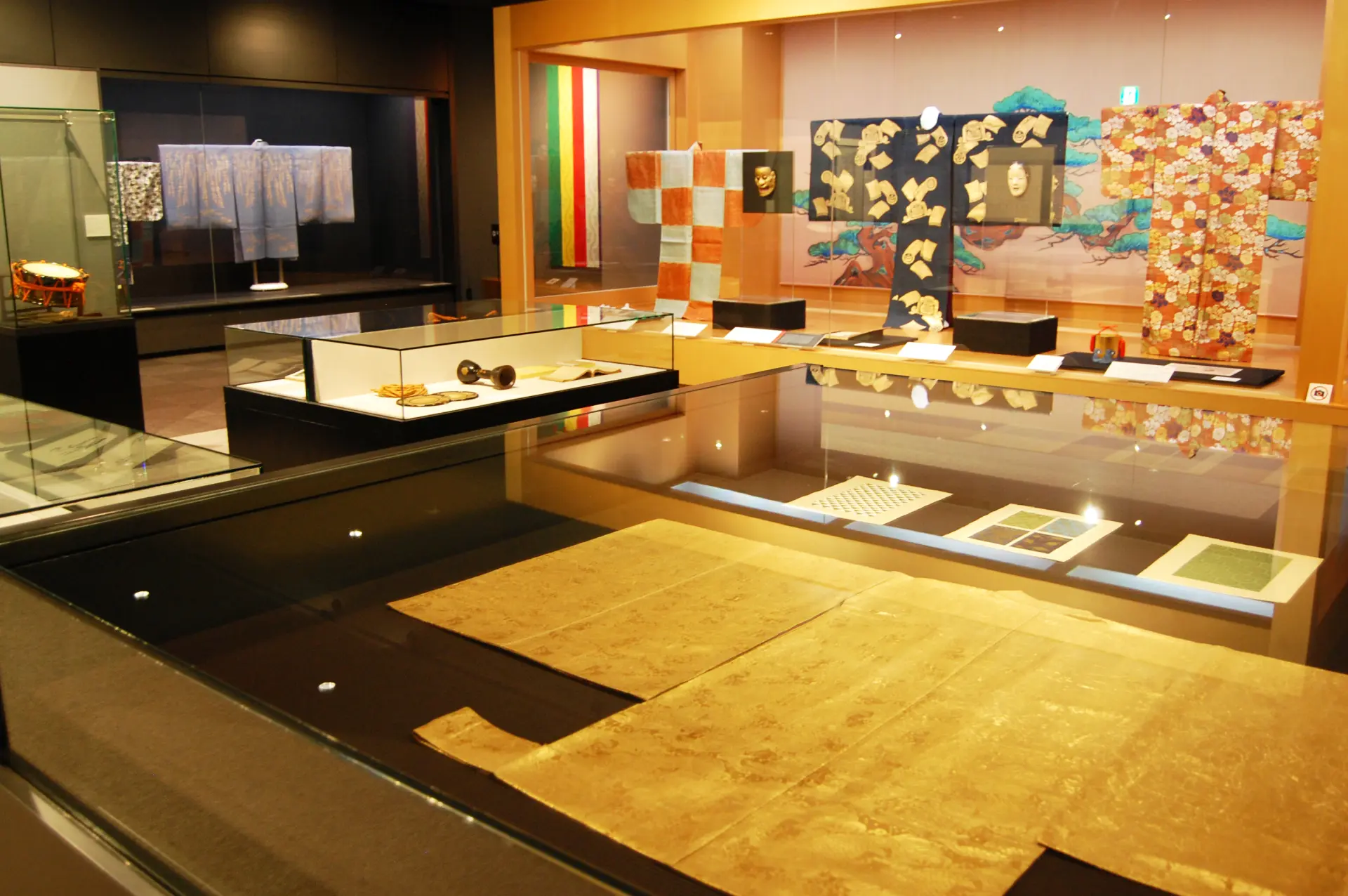 能装束や能面などを展示する館内。華やかな衣装が並ぶ展示空間