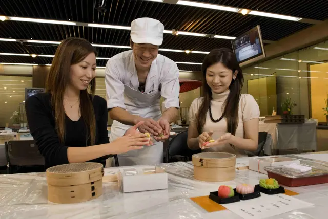 和菓子づくりや工芸体験が一か所で楽しめる体験施設