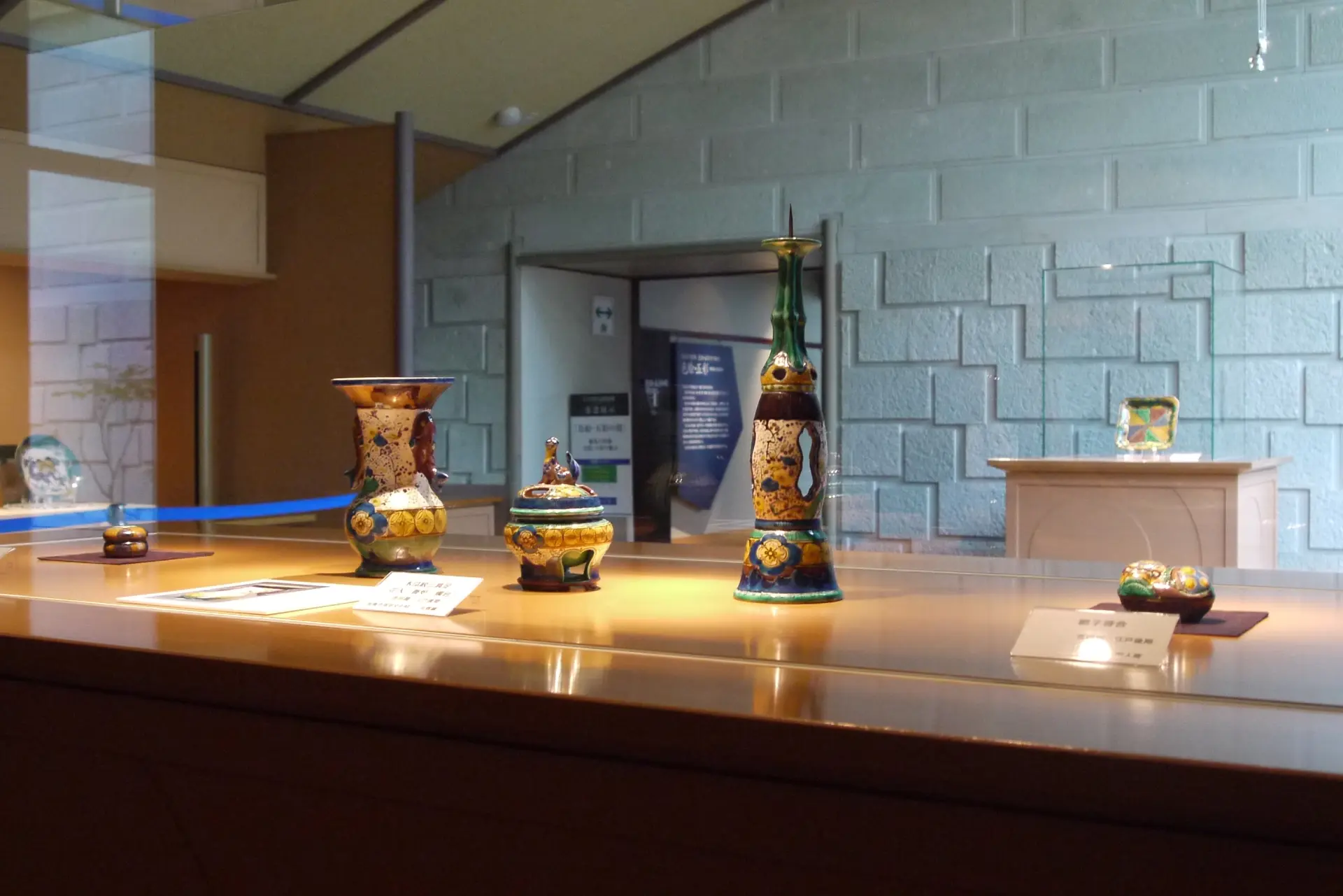 色絵の器が並び、九谷焼の表現を見比べられる展示空間