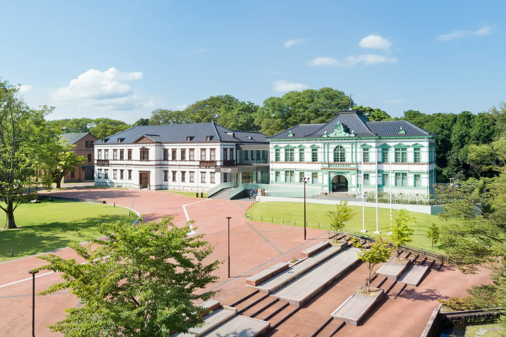 工芸とデザイン作品を分野横断で展示する美術館