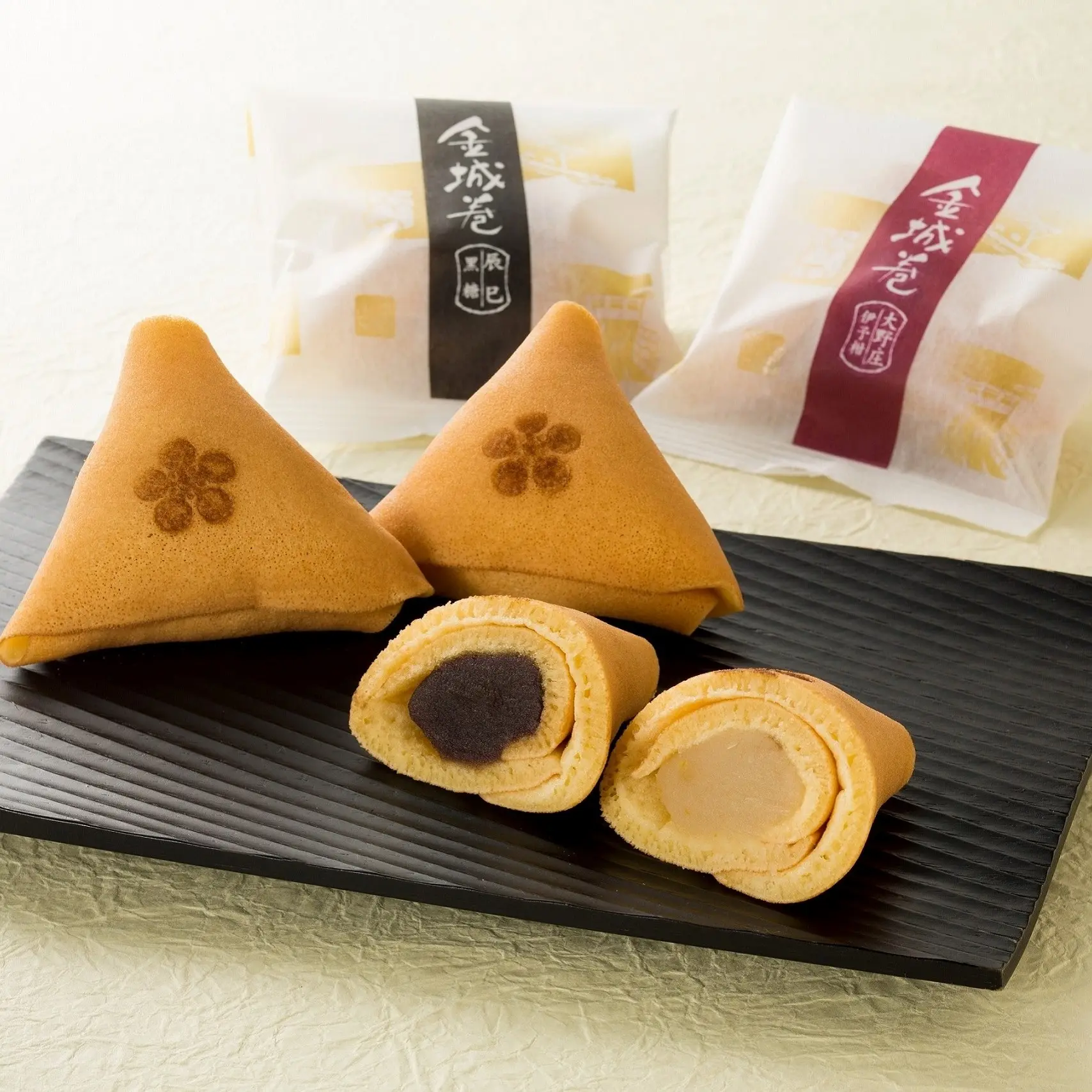 三角形の焼き皮にあんを包んだ、金沢らしい意匠の銘菓