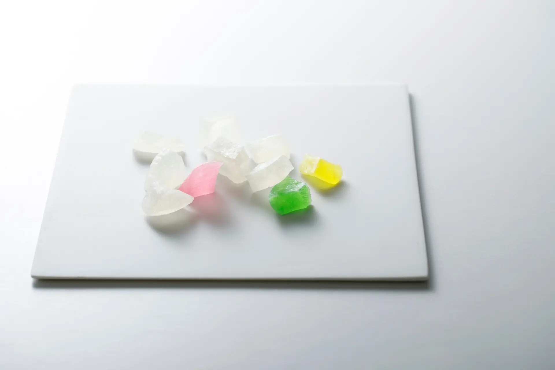 外は軽く砕け、中はやわらかさが残る干菓子