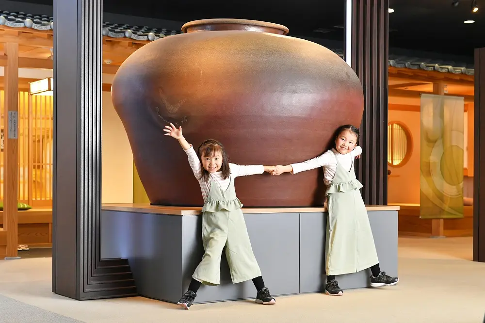 館内に展示された大きな越前焼の壺は作品展示の一例