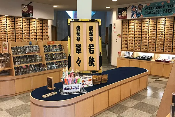 壁一面に種類ごとに整然とディスプレイされている多彩な箸