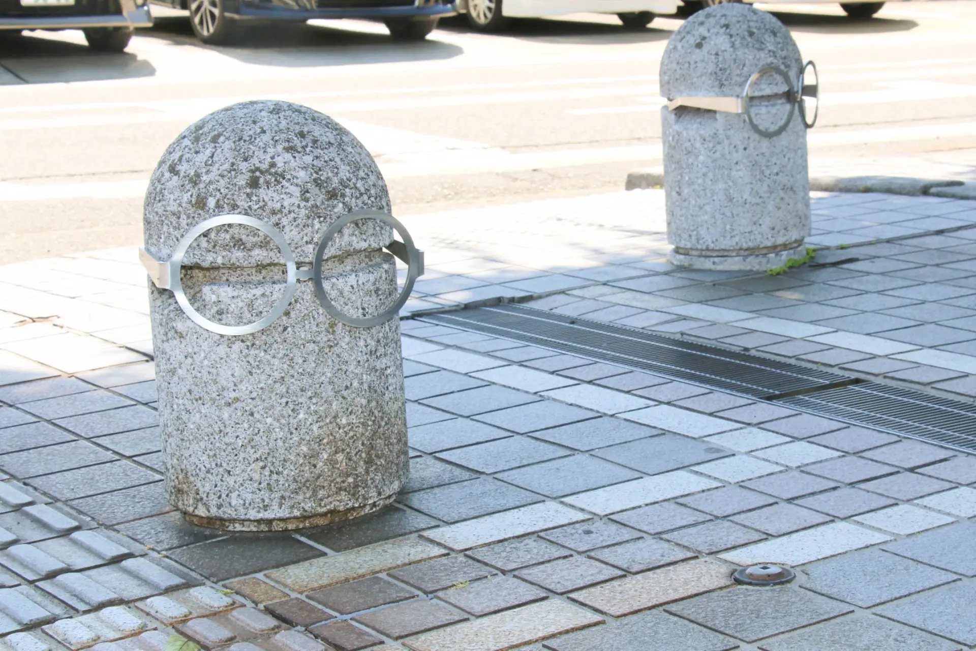 石製の車止めにもめがねが。歩道に並ぶ、鯖江のめがねモチーフのユニークな装飾