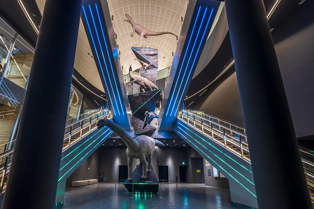 シンボルモニュメントの「恐竜の塔」。全長3メートルものスケールだ