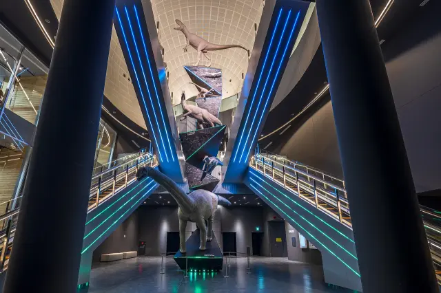 全長達13公尺的博物館地標「恐龍之塔」