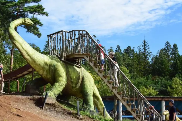 可沿著通往恐龍背部的階梯往上走，感受恐龍高度的人氣景點