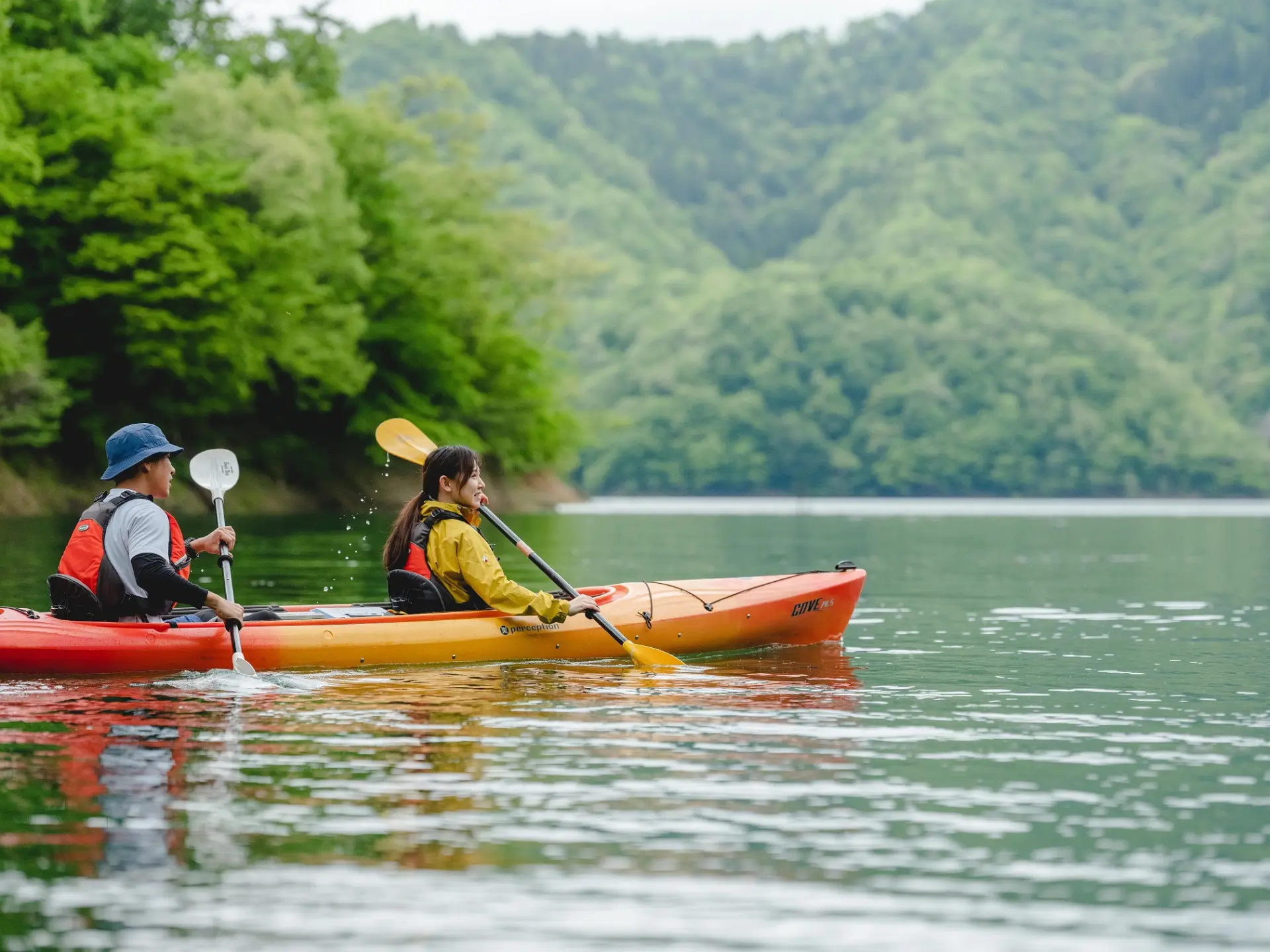 山々に囲まれた九頭竜湖で楽しむカヤック体験