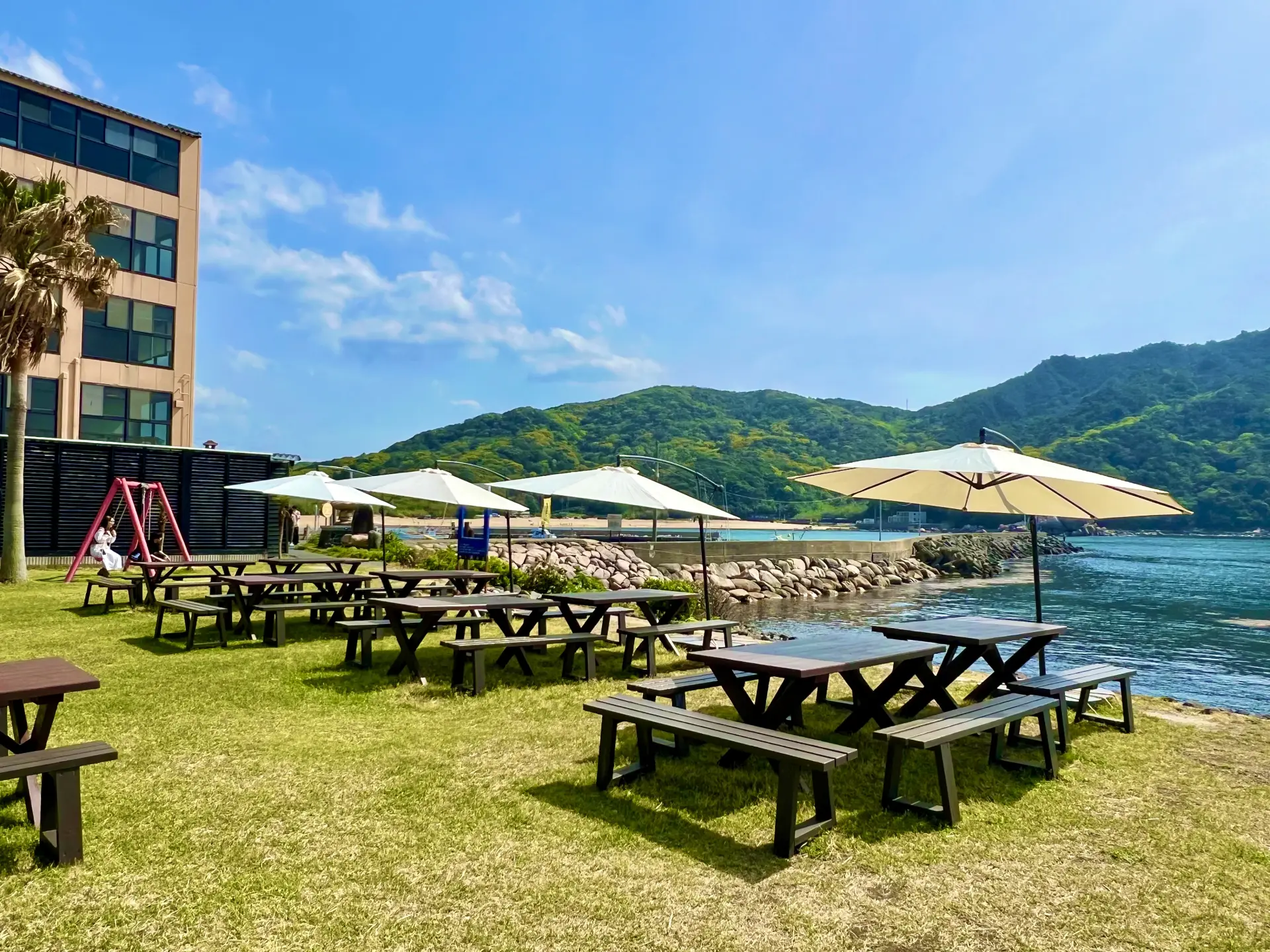 海風を感じられるテラス席