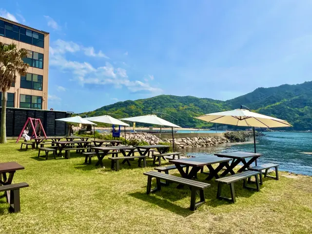 海風を感じられるテラス席