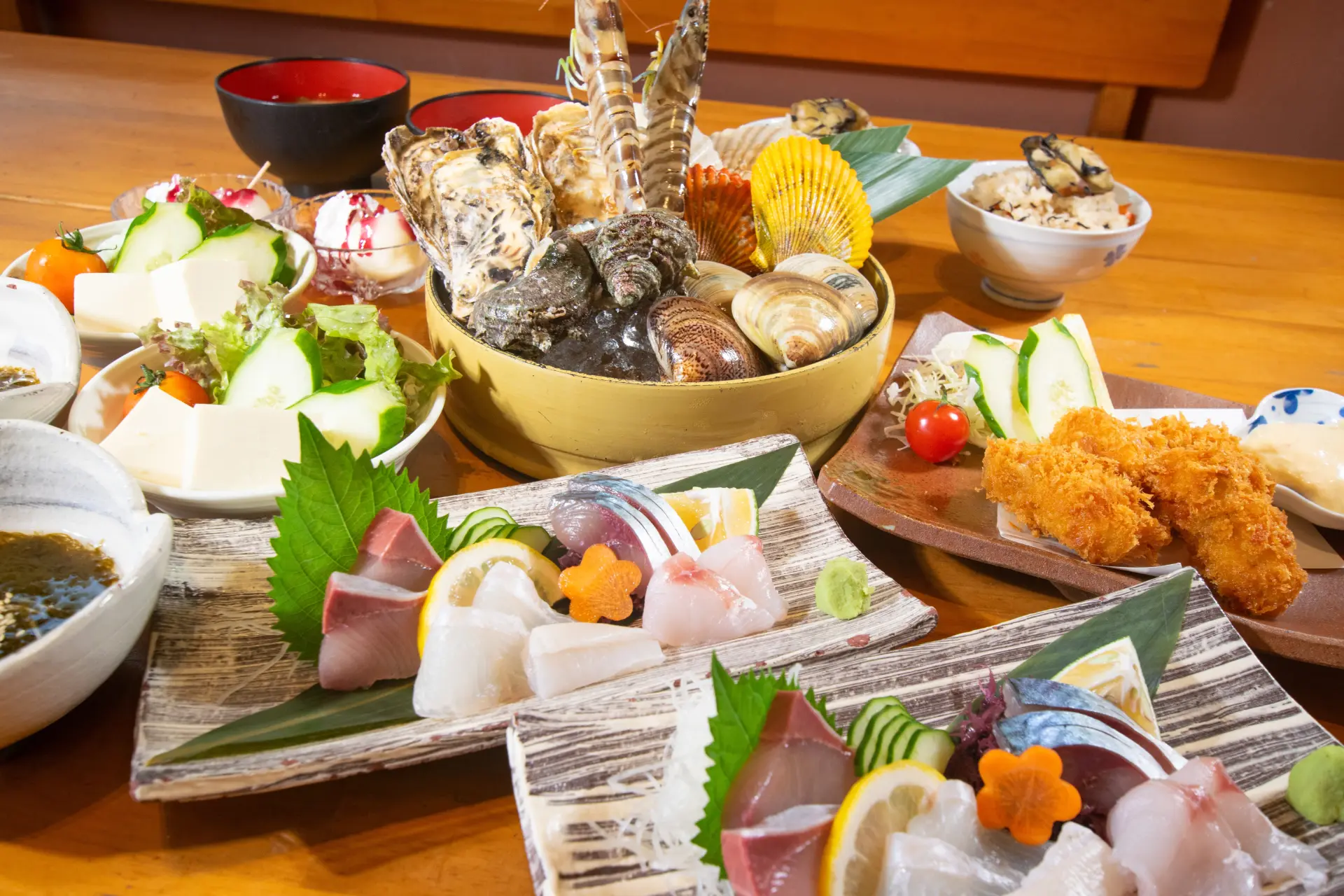 サラダから炊き込みご飯、デザートまで充実