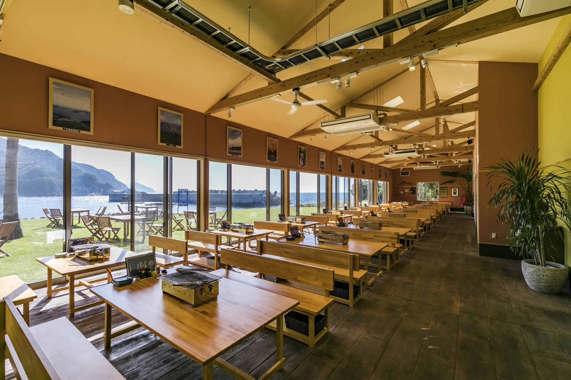 オーシャンビューの明るく開放的な店内