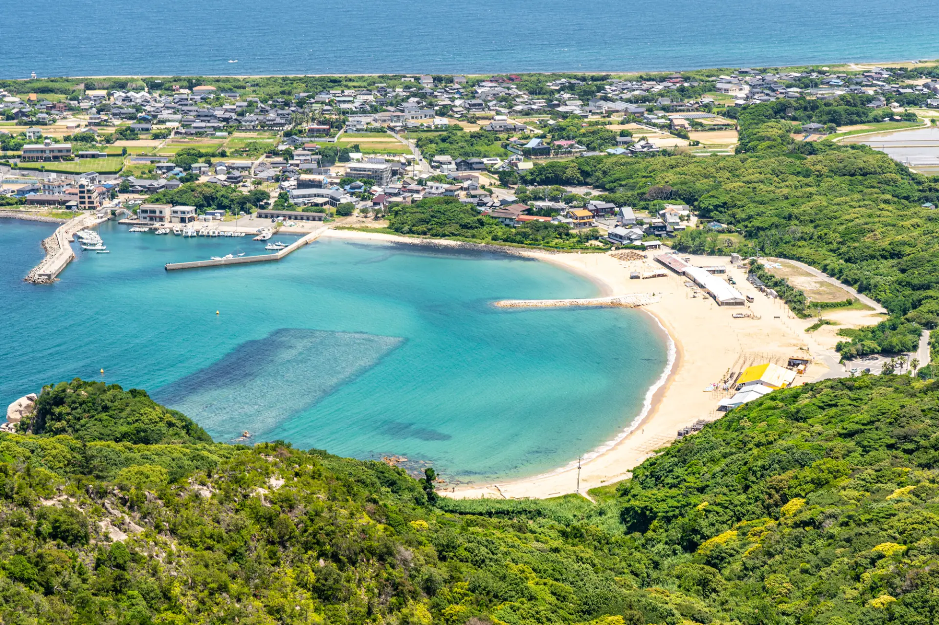 透き通る海が美しい芥屋海水浴場