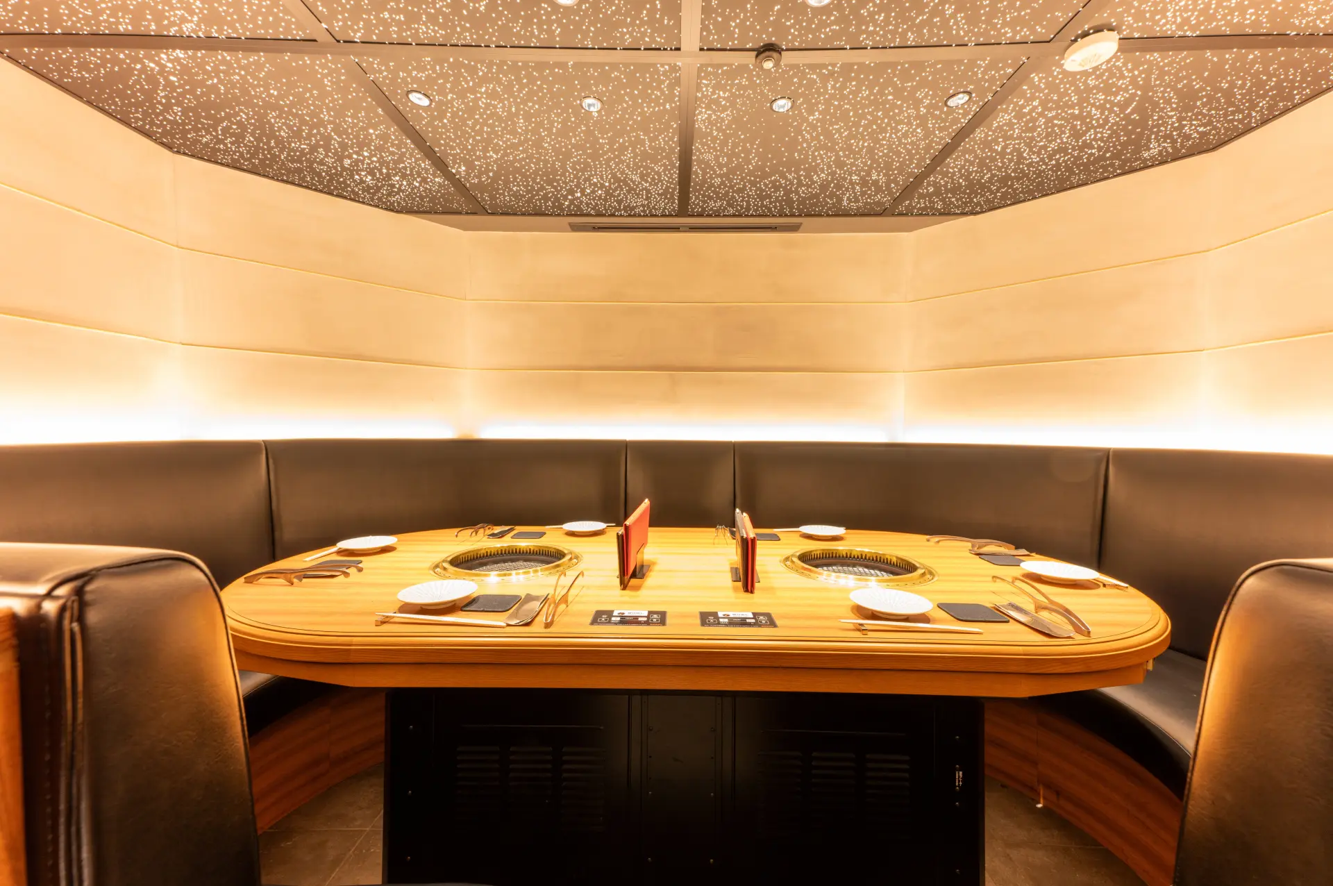 ラグジュアリーな店内空間