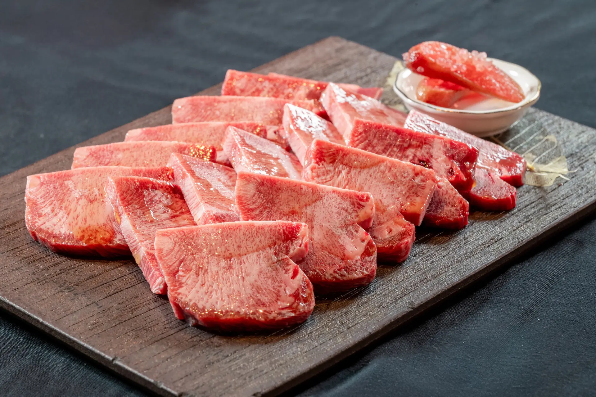 厚切りで旨み広がる人気の上タン塩